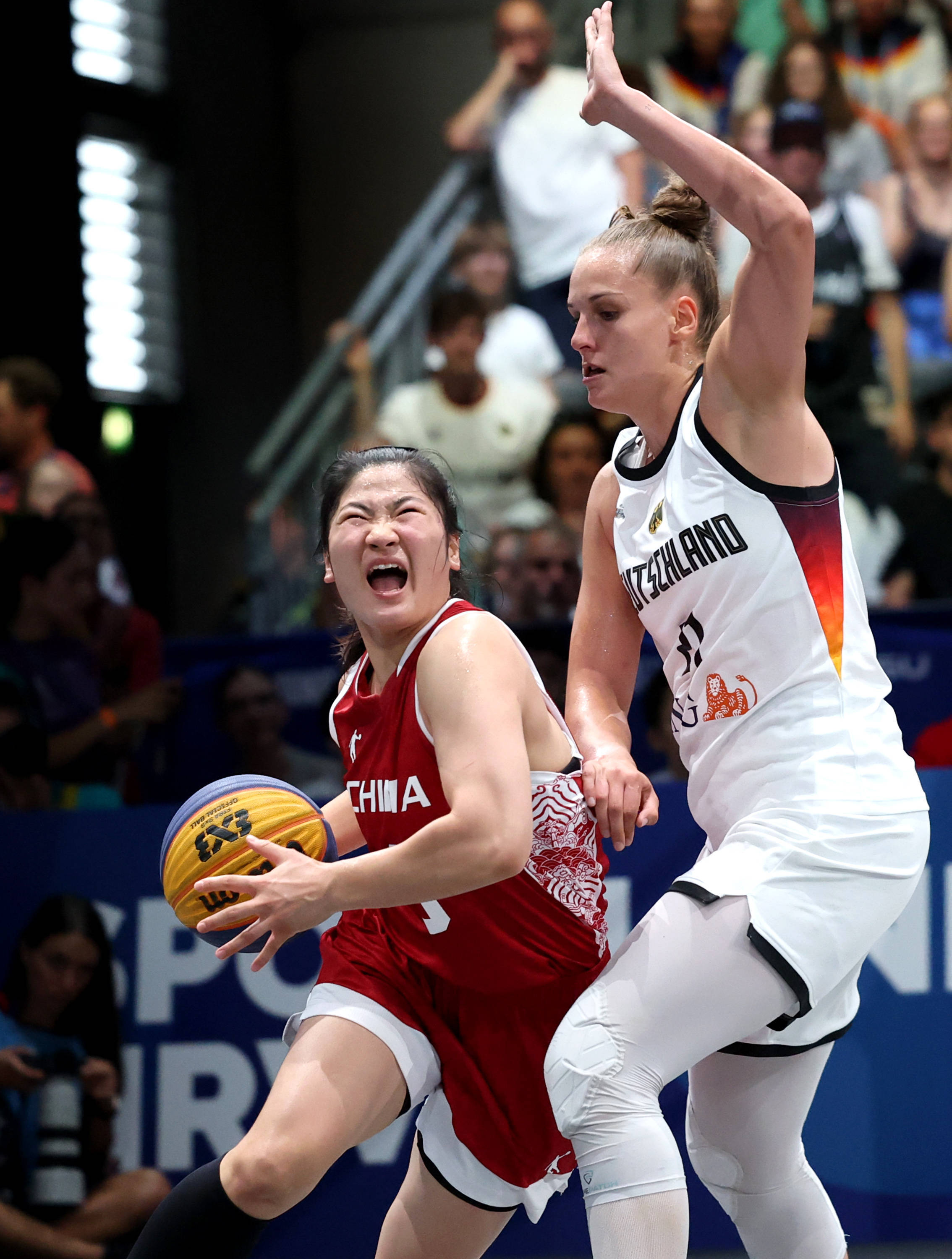 女子篮球比赛上演绝地反击，实现逆袭夺得金牌的简单介绍