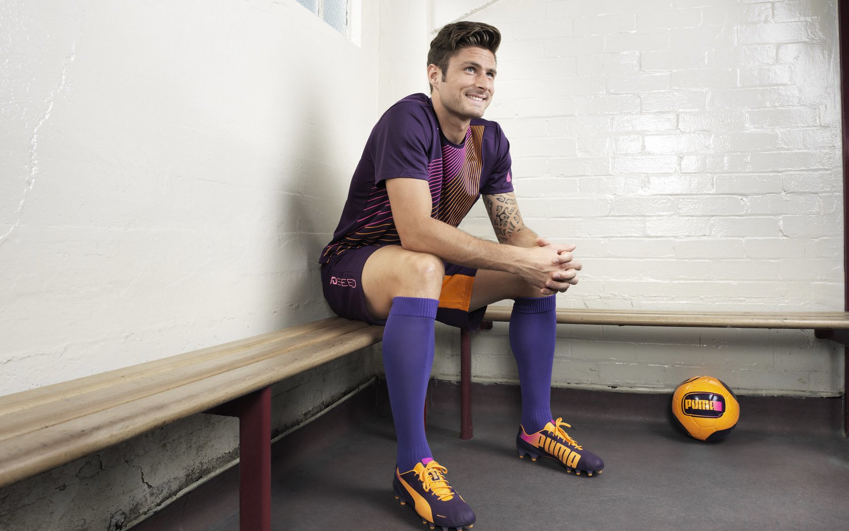 绿茵双城记，C罗封神无争议，东瀛武士轻取非洲雄狮