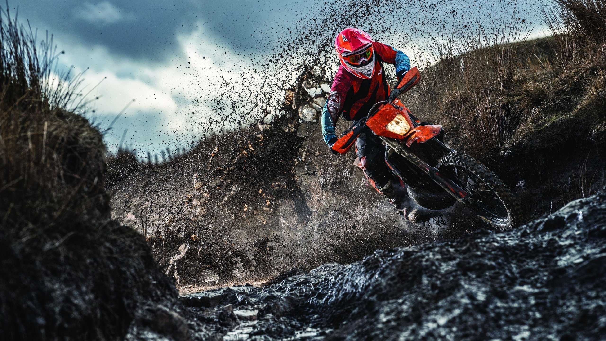 开云足球直播-引擎咆哮与中场节拍，当F1街道赛之夜遇见莫德里奇的致命手术刀