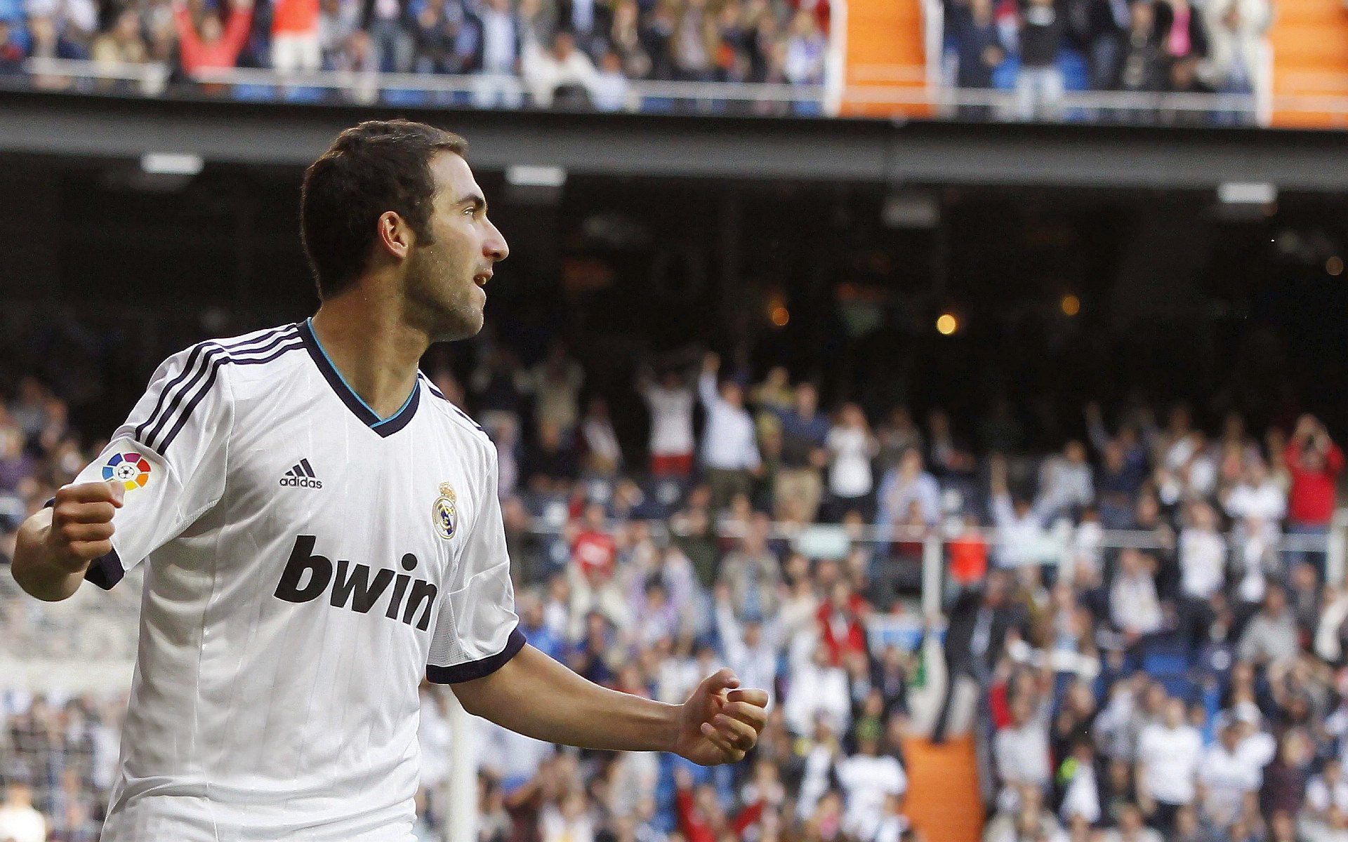 当绿茵场与赛道共振，伊拉克爆冷丹麦，三笘薰在F1争冠战中的接管哲学