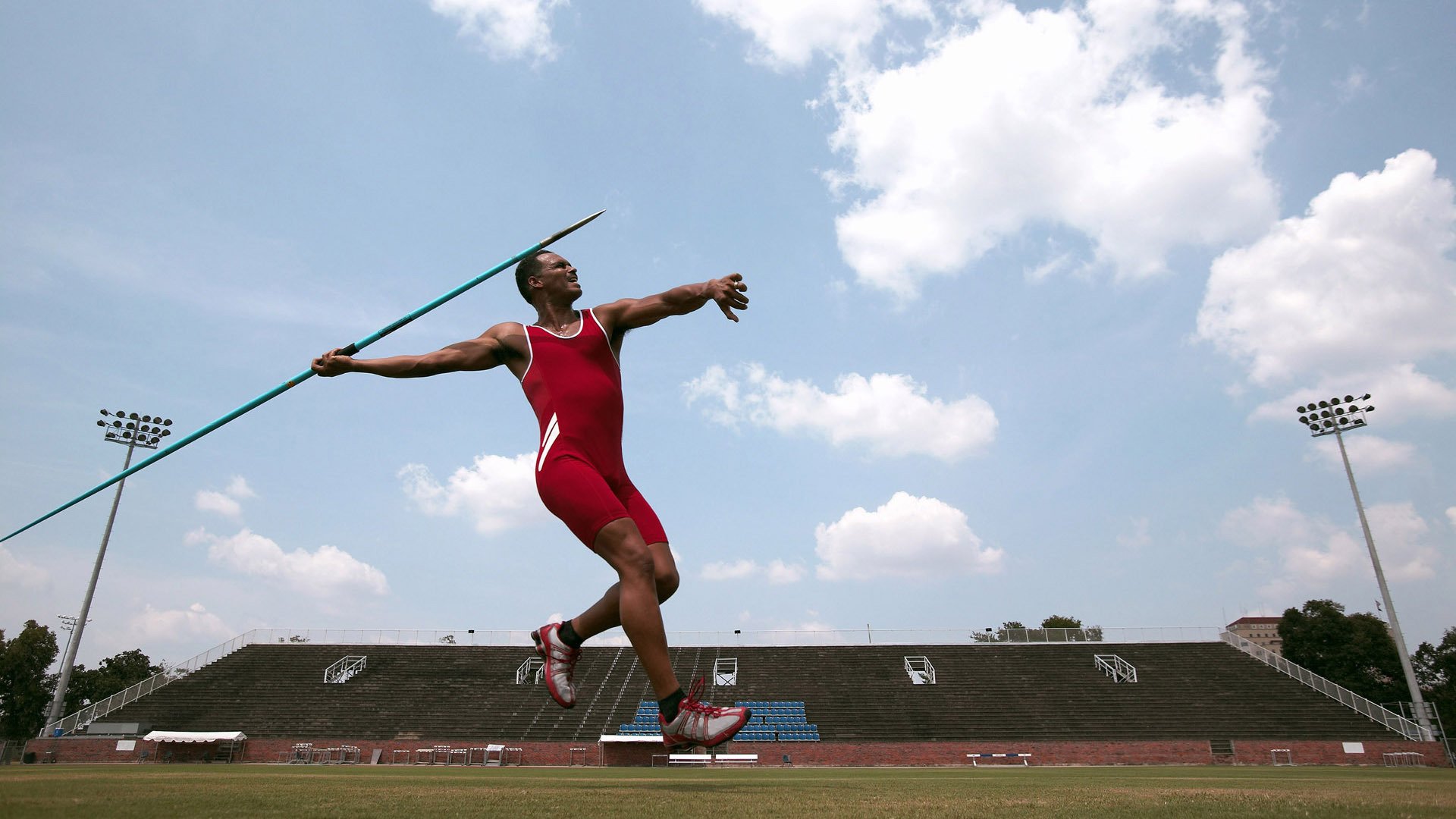 阿圭罗关键战不手软，塞维利亚终结玻利维亚—绿茵场上的宿命对决