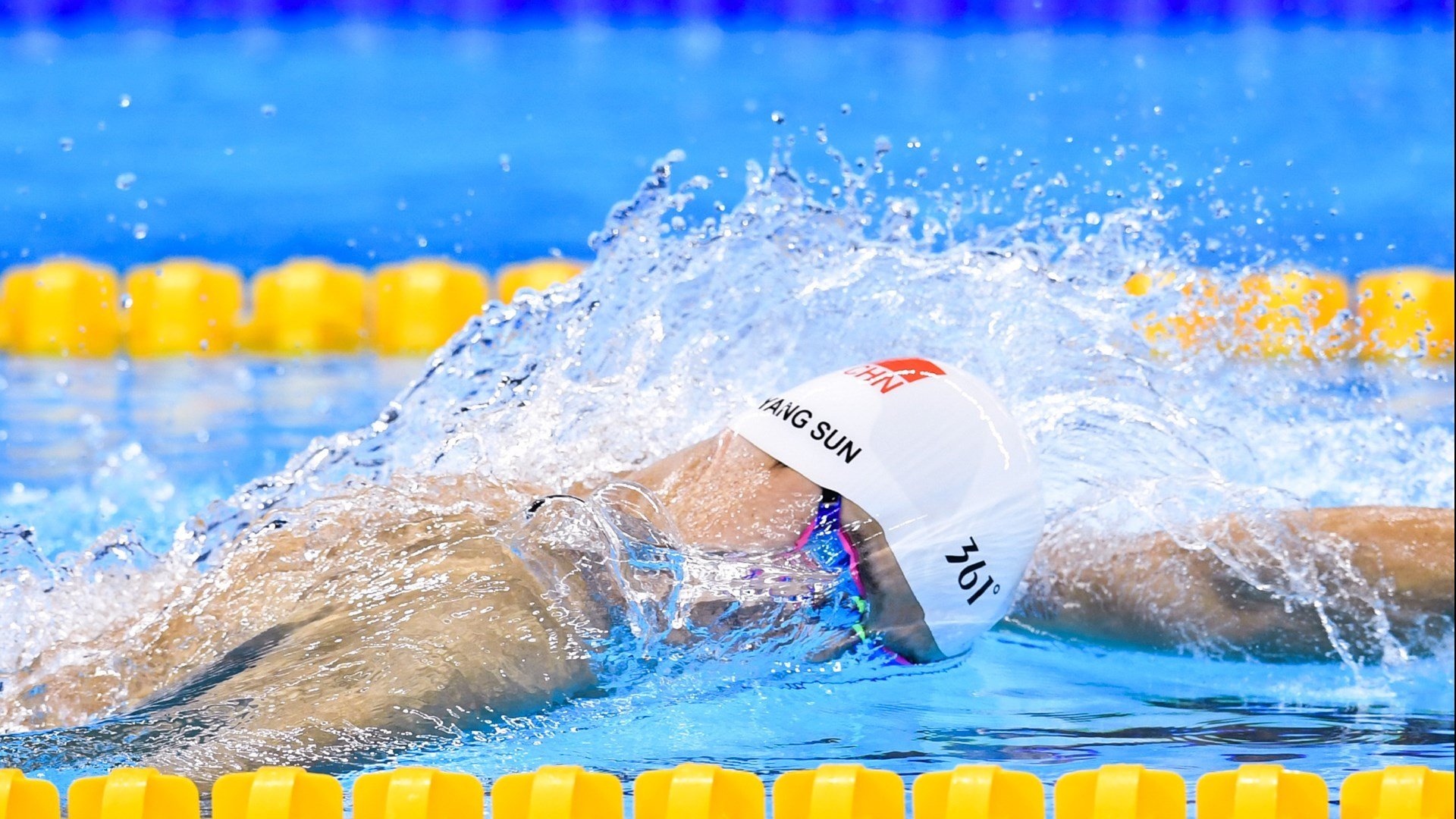 当黄黑风暴席卷梅阿查,足球与篮球的接管者之夜