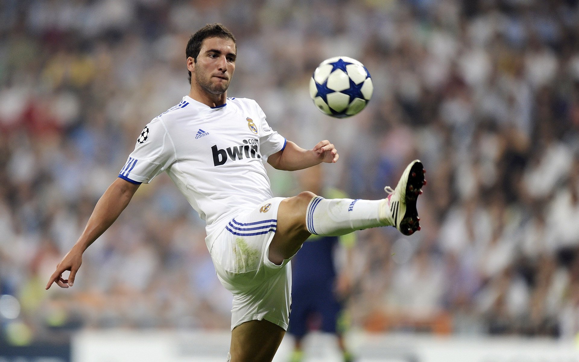 开云下载-凯尔特人横扫魔术，伦纳德带队取胜，当团队篮球遇上孤胆英雄